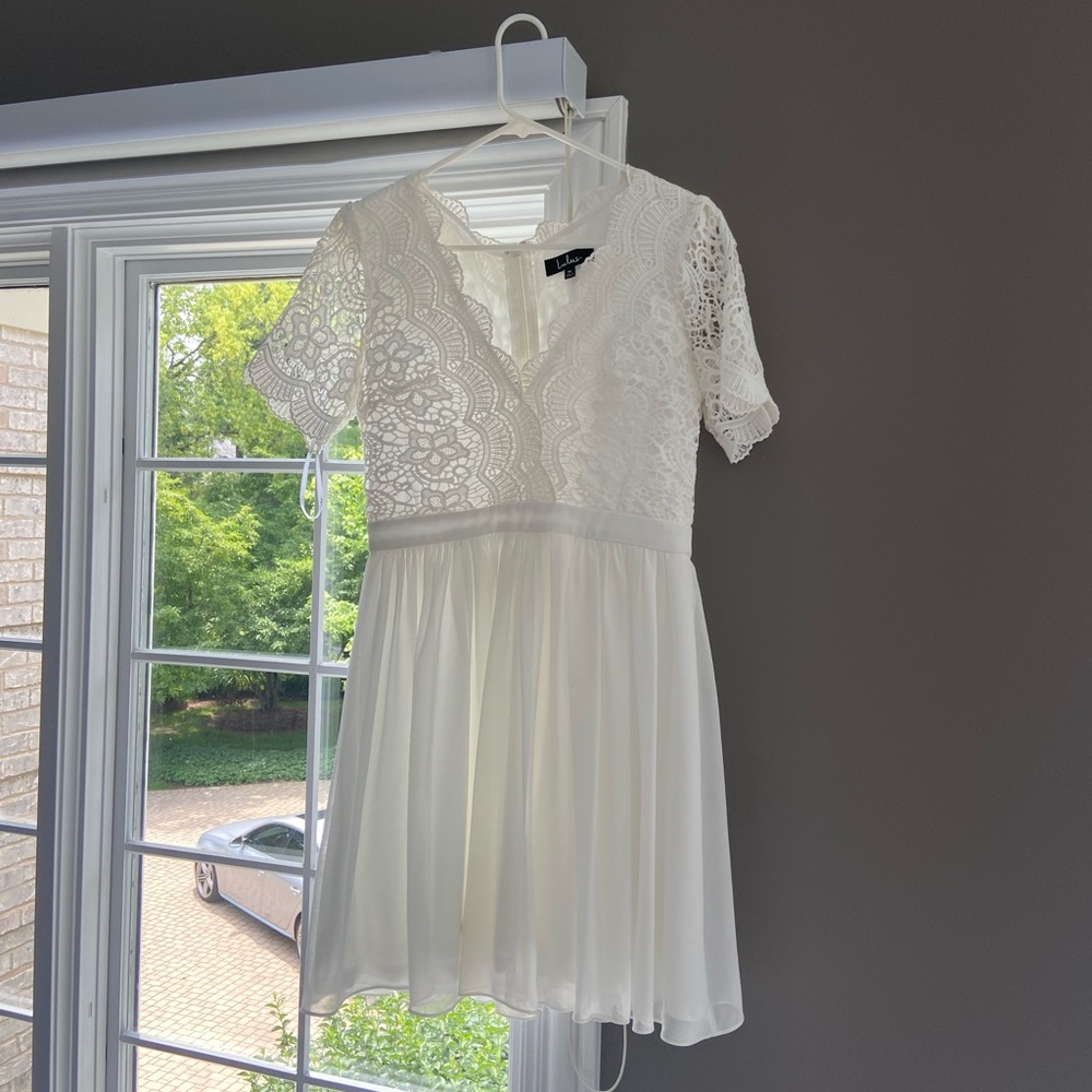 Women’s short, white dress